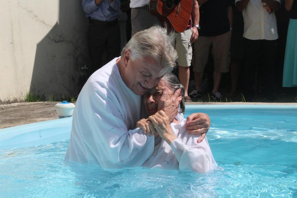 Decisão de Salvação: novos convertidos descem as águas em festa nos céus.